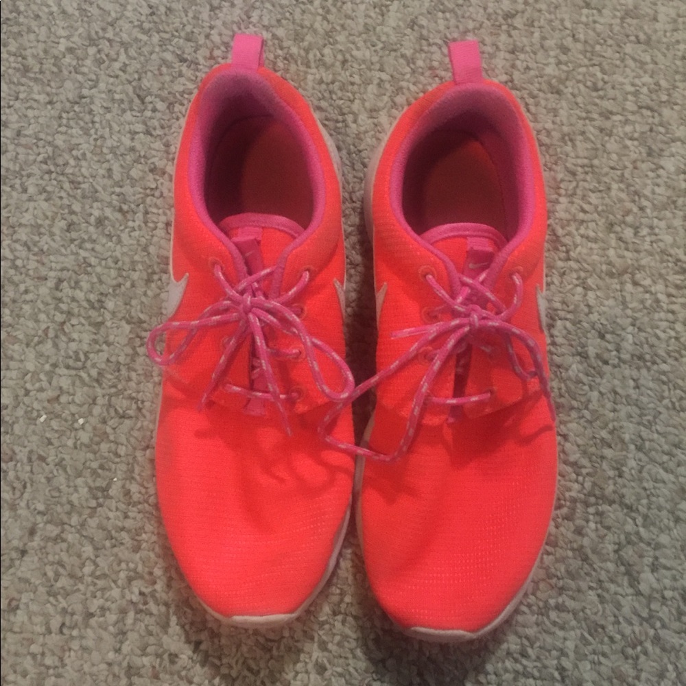 Nike Women's Roshe Sneakers